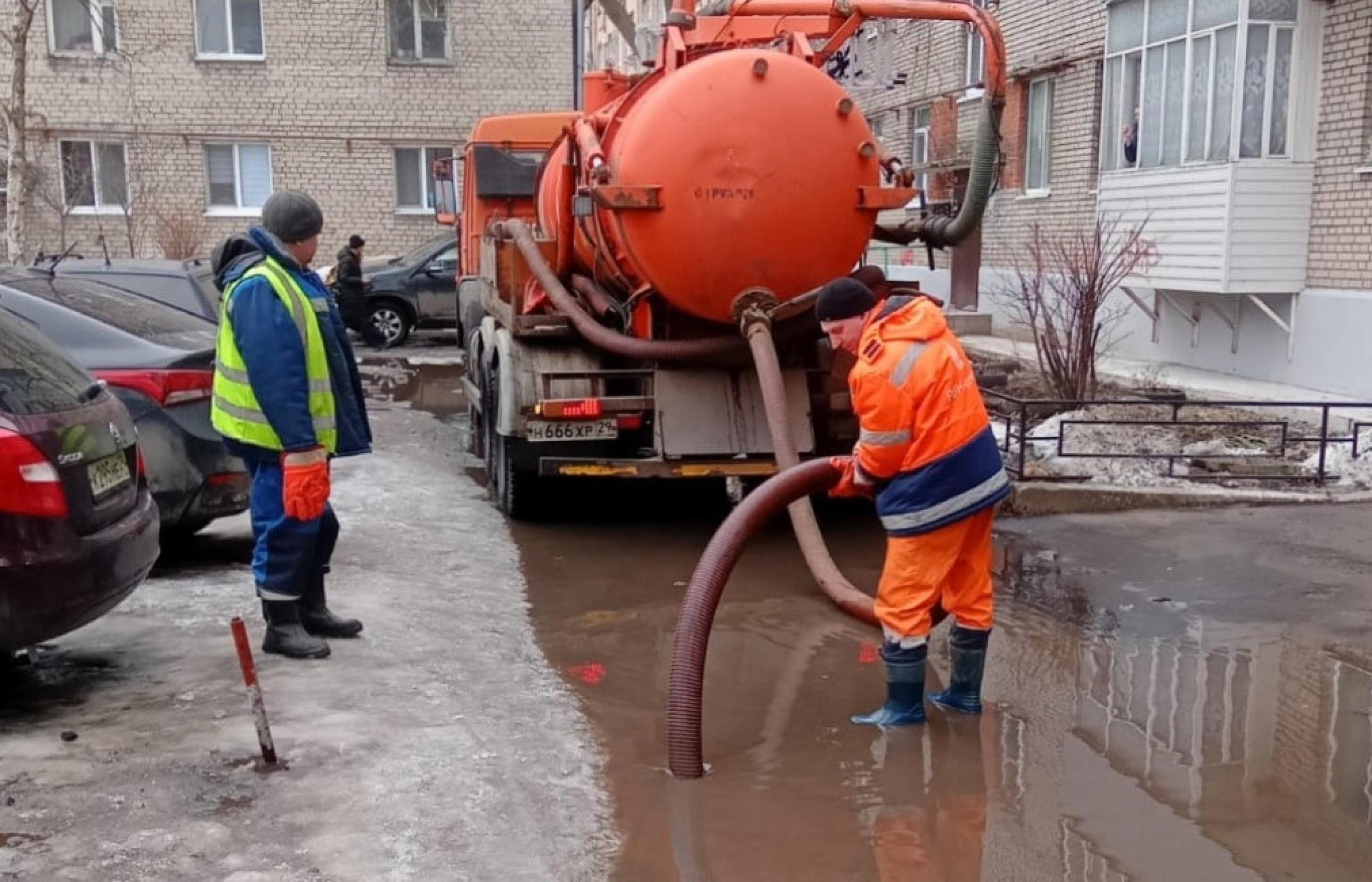 Бригады РВК-Архангельск откачивают талые воды с улиц города